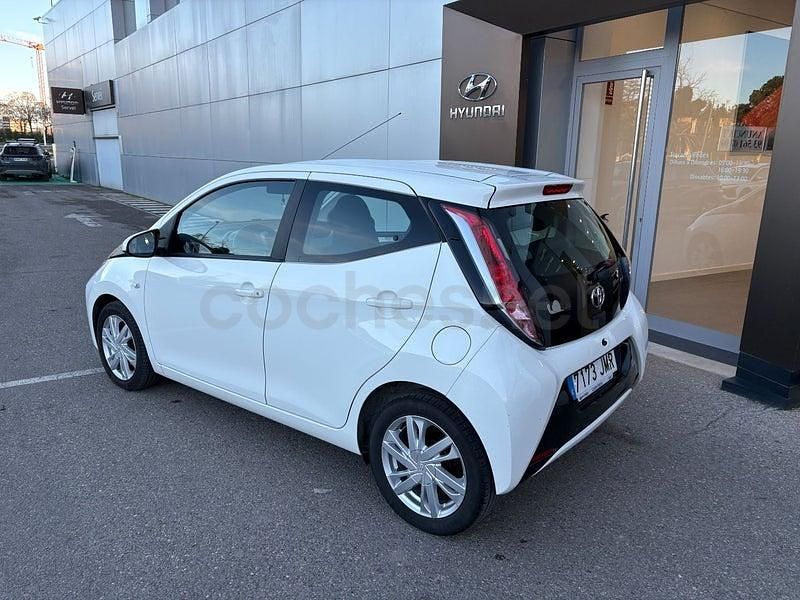Usado Toyota Aygo X-play 69 CV (50 kW) 2016 Blanco Utilitario