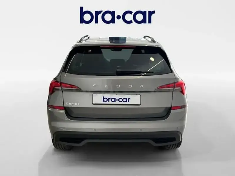 Usado Skoda Kamiq Sport 110 CV (80 kW) 2024 Gris / plata SUV