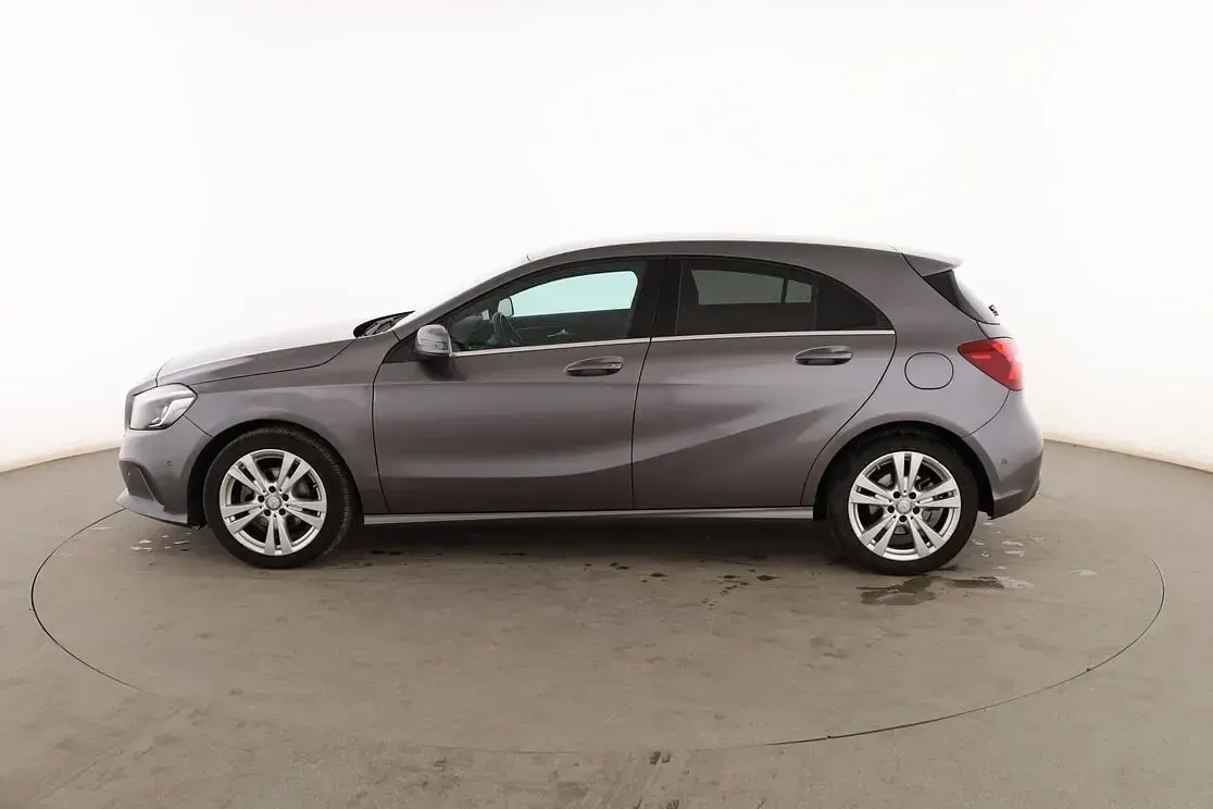 Usado Mercedes A180 Urban 110 CV (80 kW) 2017 Gris Utilitario