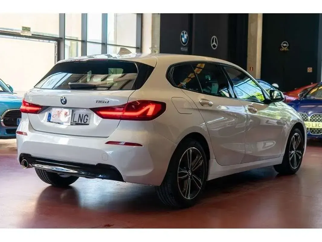 Usado BMW 116 Shadowline 116 CV (85 kW) 2021 Blanco Utilitario