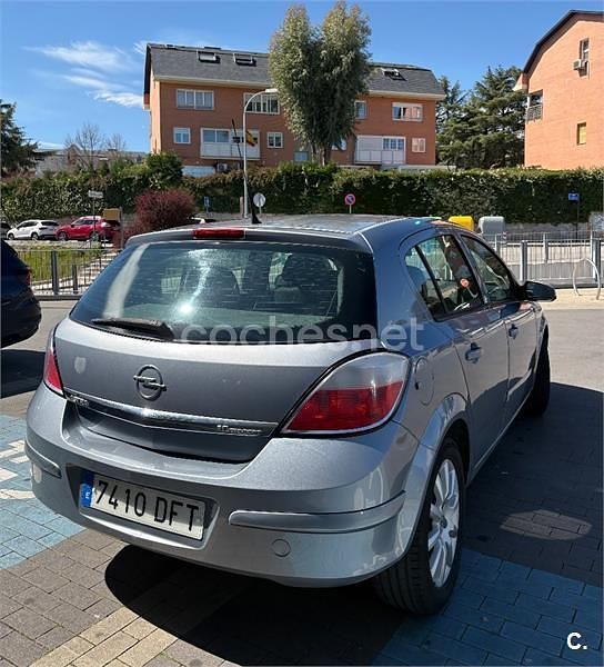 Usado Opel Astra Enjoy 105 CV (77 kW) 2005 Gris / plata Berlina
