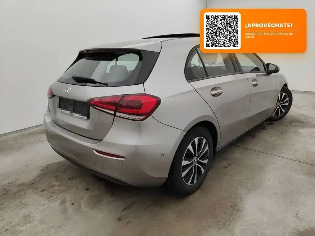 Usado Mercedes A180 116 CV (85 kW) 2021 Gris Utilitario