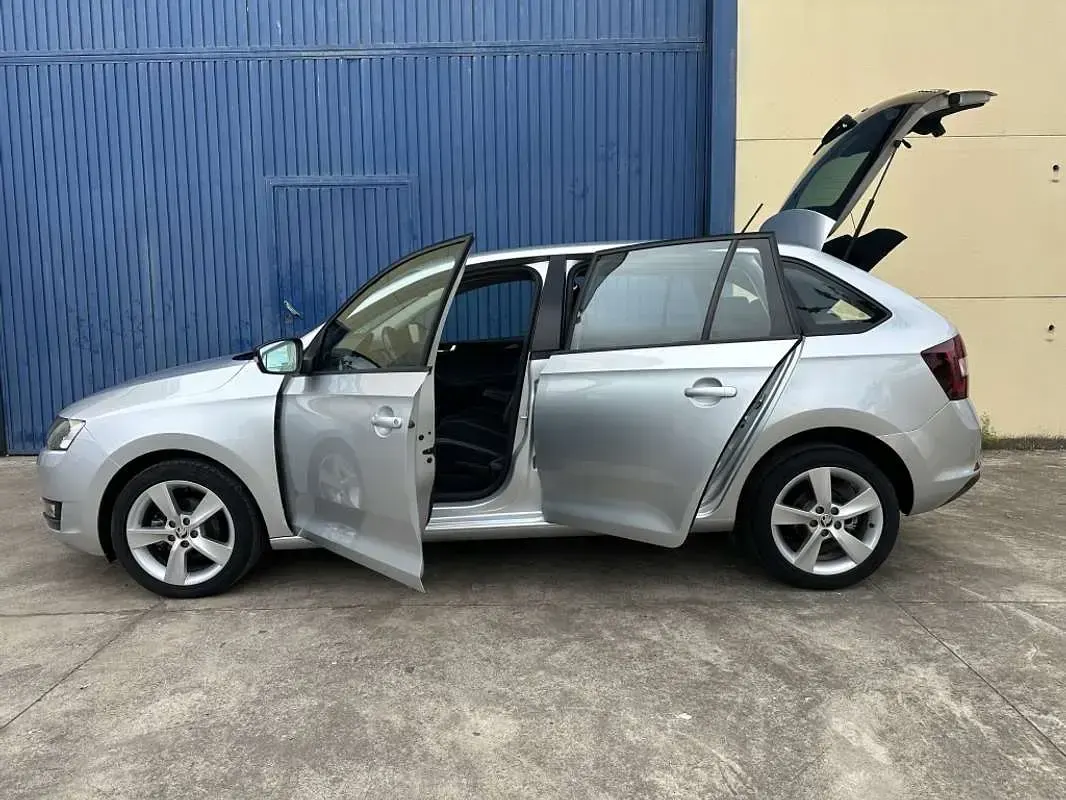 Usado Skoda Rapid Style 90 CV (66 kW) 2018 Gris Utilitario