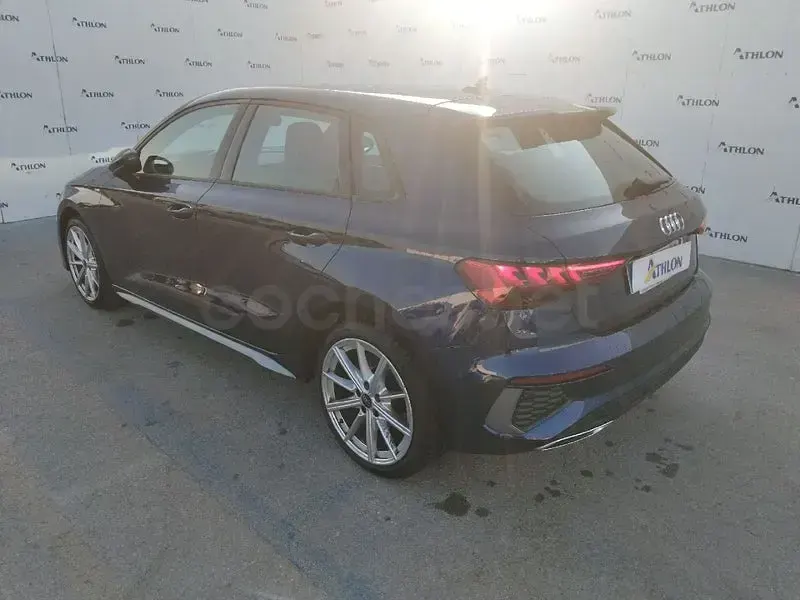 Usado Audi A3 S-Line 116 CV (85 kW) 2023 Azul Berlina