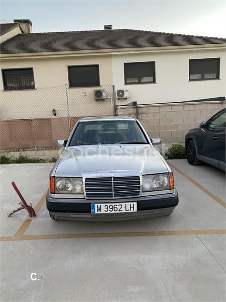 Usado Mercedes E300 136 CV (100 kW) 1993 Gris / plata Berlina