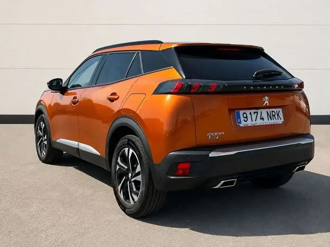 Usado Peugeot 2008 Allure 131 CV (96 kW) 2021 Naranja SUV