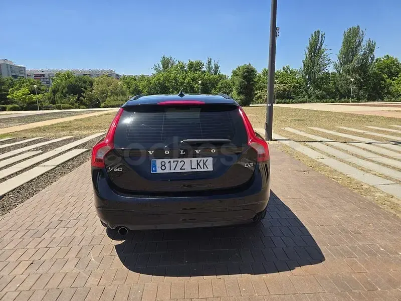 Usado Volvo V60 Momentum 115 CV (84 kW) 2015 Negro Familiar