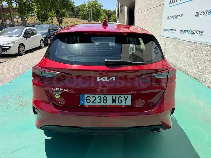 Usado Kia Ceed 136 CV (100 kW) 2023 Rojo Utilitario