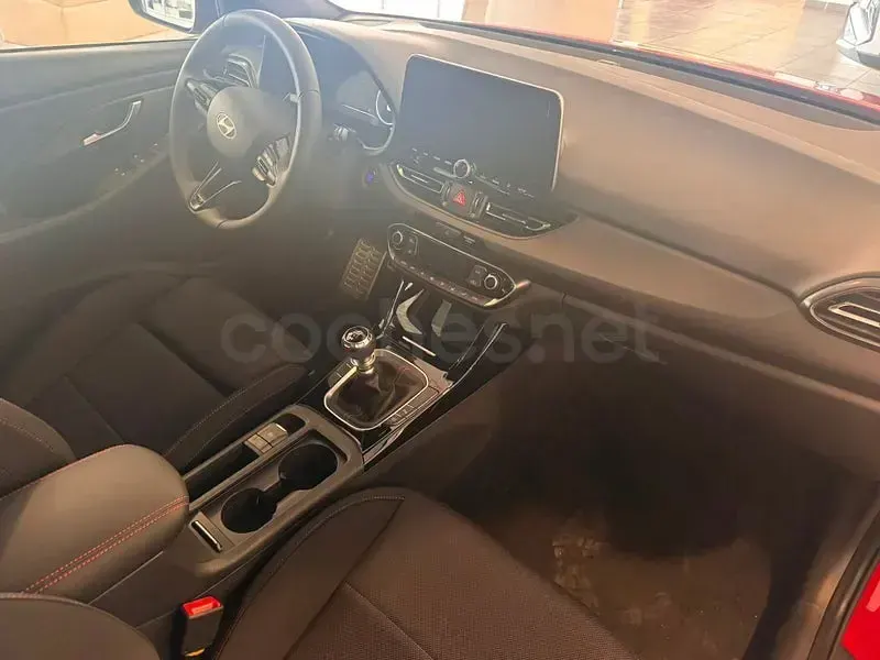 Nuevo Hyundai i30 N Line 115 CV (84 kW) 2026 Rojo Berlina