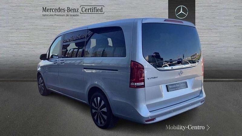 Usado Mercedes V250 2023 Plateado Monovolumen
