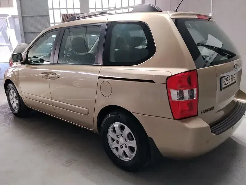 Usado Kia Carnival LX 144 CV (105 kW) 2006 Marrón Monovolumen