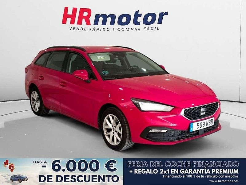 Usado Seat Leon Reference 117 CV (86 kW) 2022 Rojo Familiar