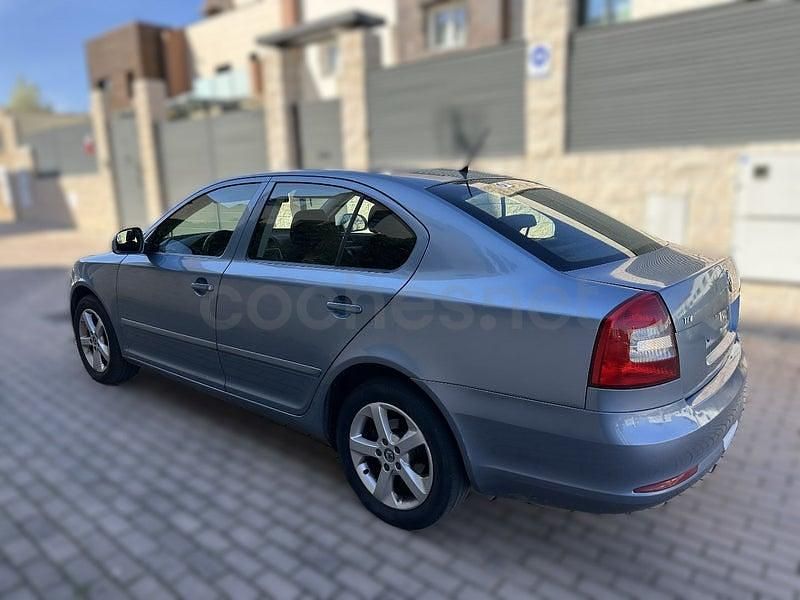 Usado Skoda Octavia Active 105 HP (77 kW) 2012 Cinzento Sedan