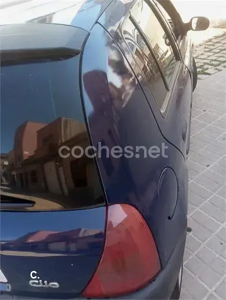 Usado Renault Clio 75 CV (55 kW) 2001 Azul Berlina