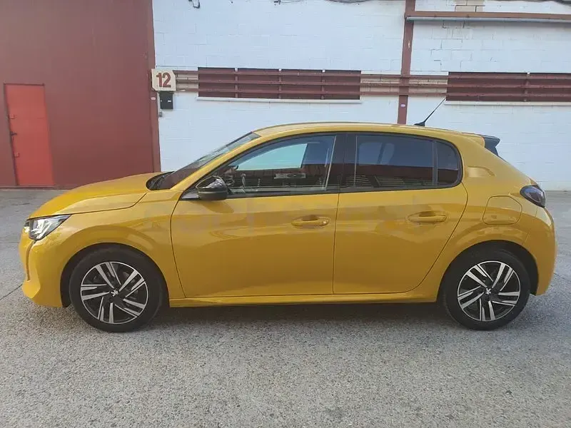 Usado Peugeot 208 Allure 100 CV (73 kW) 2022 Amarillo Utilitario