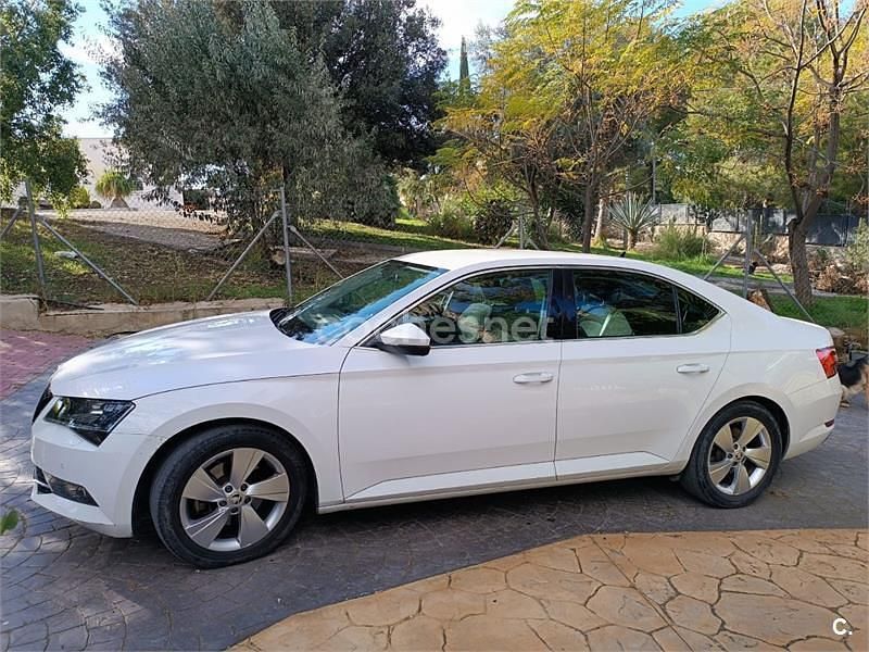 Usado Skoda Superb Ambition 150 CV (110 kW) 2018 Blanco Berlina