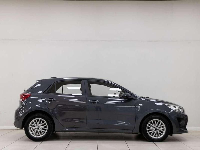 Usado Kia Rio 84 CV (61 kW) 2022 Gris Utilitario