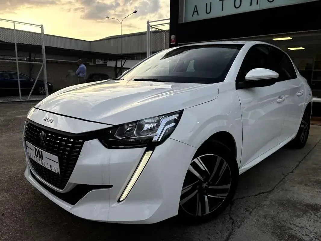 Usado Peugeot 208 Allure 102 CV (75 kW) 2020 Blanco Utilitario