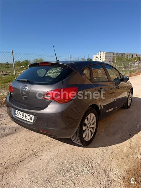 Usado Opel Astra Sportive 110 CV (80 kW) 2013 Negro Berlina