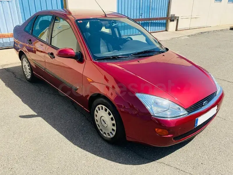 Usado Ford Focus Ghia 100 CV (73 kW) 2000 Granate Berlina