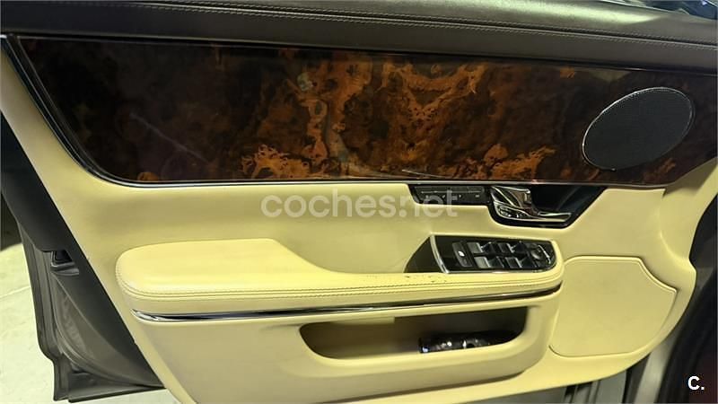 Usado Jaguar XJ Premium Luxury 275 CV (202 kW) 2010 Gris / plata Berlina