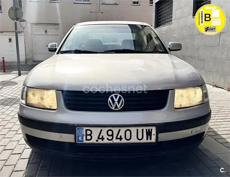 Usado VW Passat Highline 150 CV (110 kW) 2001 Gris / plata Berlina