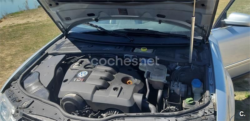 Usado VW Passat Highline 130 CV (95 kW) 2001 Gris / plata Berlina
