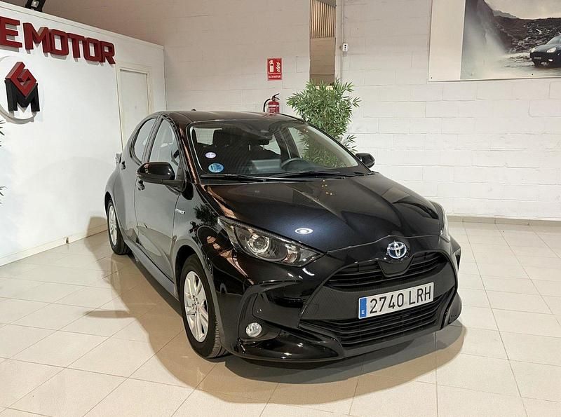 Usado Toyota Yaris Hybrid Business Edition 116 CV (85 kW) 2021 Negro Berlina