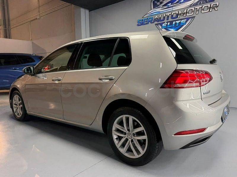Usado VW Golf VII Advance 115 HP (84 kW) 2020 Cinzento Sedan