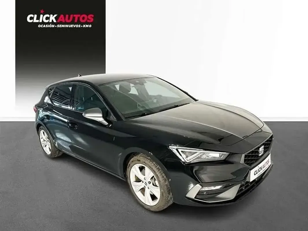Usado Seat Leon FR 131 HP (96 kW) 2023 Preto Sedan