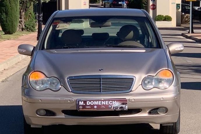 Usado Mercedes C220 Classic 143 CV (105 kW) 2003 Amarillo Berlina