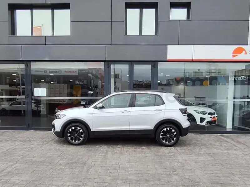 Usado VW T-Cross Advance 95 CV (69 kW) 2023 Gris / plata SUV