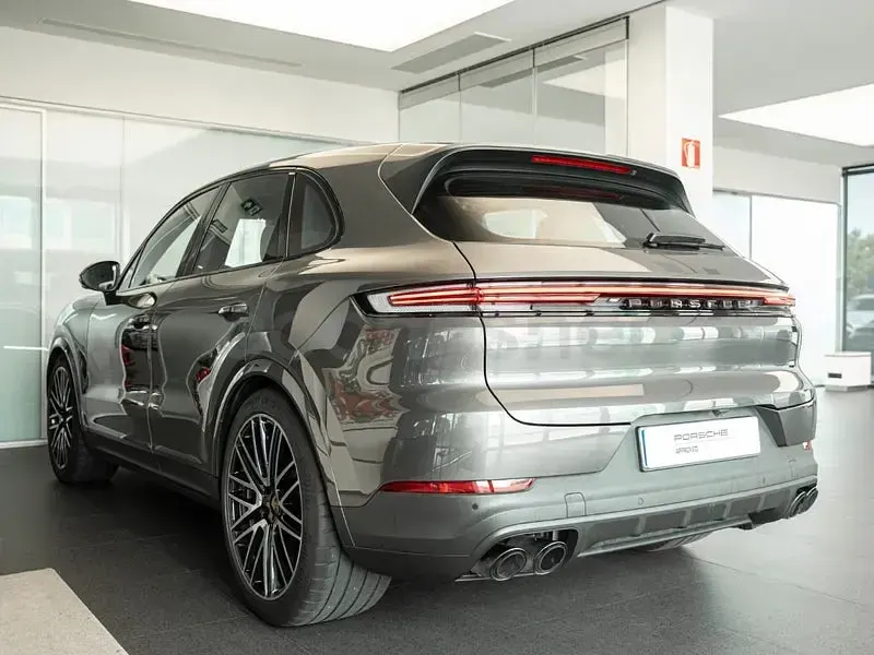 Usado Porsche Cayenne S 474 CV (348 kW) 2024 Gris / plata SUV