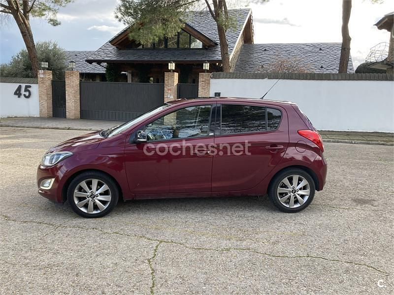 Granate Usado 2014 Hyundai i20 GO! Berlina | 8500 € (Precio justo) - Imagen 1/4