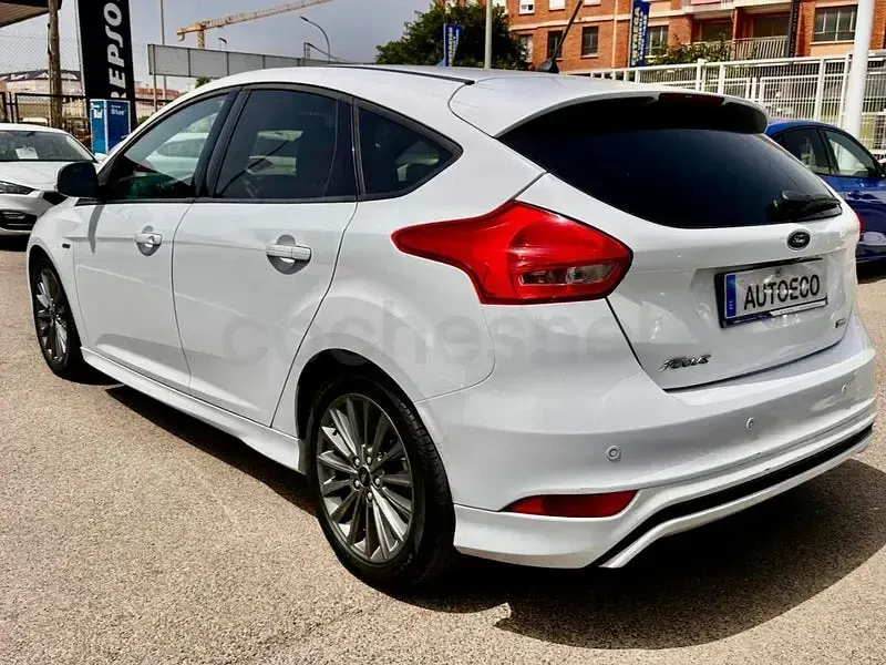 Usado Ford Focus ST-Line 125 CV (91 kW) 2018 Blanco Berlina