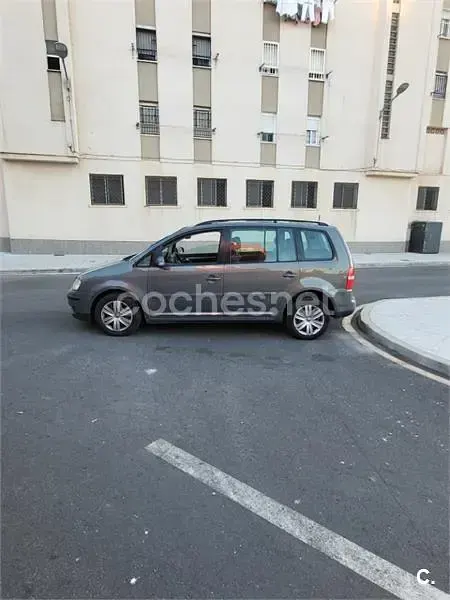 Usado VW Touran Advance 100 CV (73 kW) 2005 Gris / plata Monovolumen