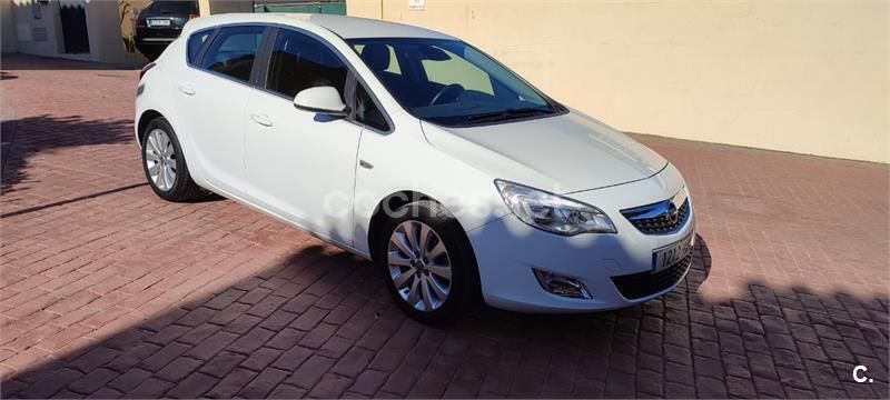 Usado Opel Astra Cosmo 140 CV (102 kW) 2012 Etiqueta c (verde) Berlina