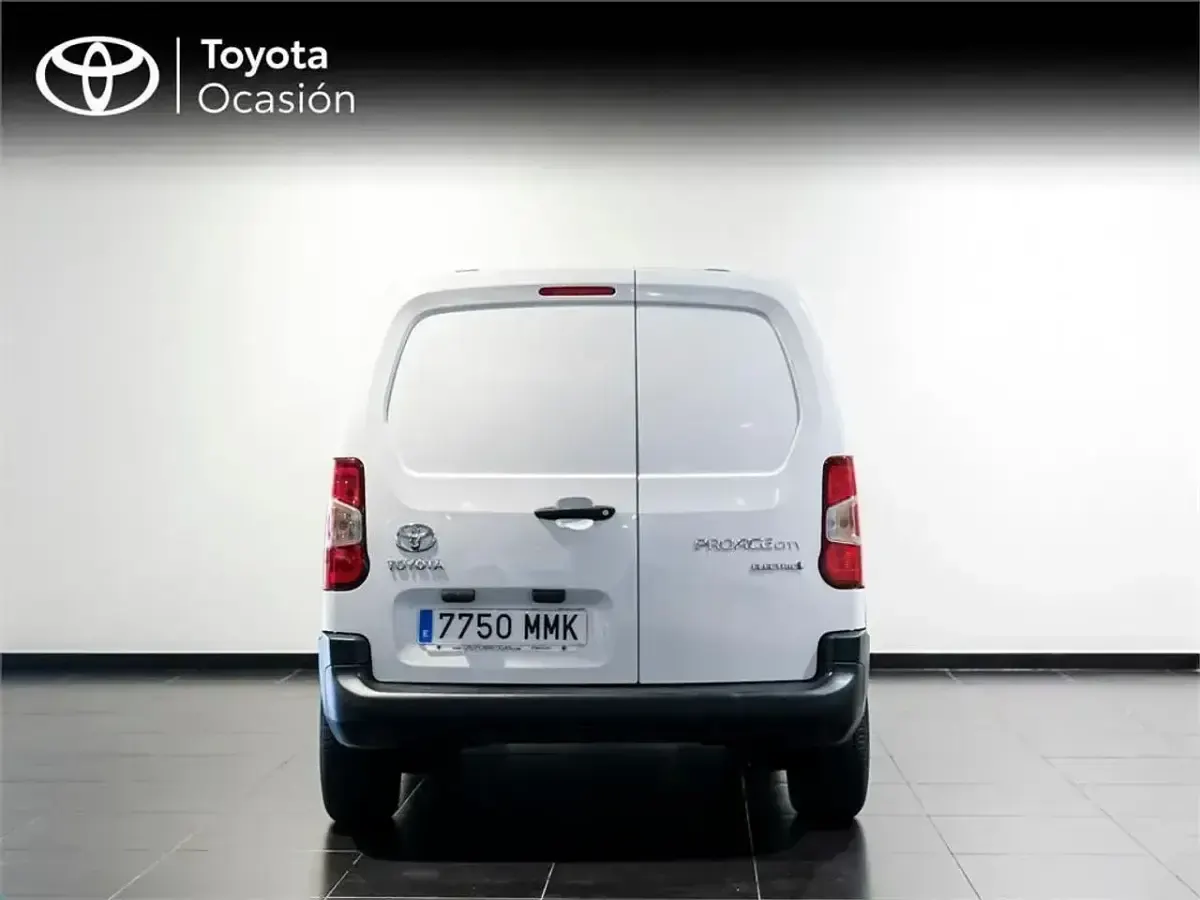 Käytetty Toyota Proace 100 kW (136 HP) 2023 Valkoinen Tila-auto
