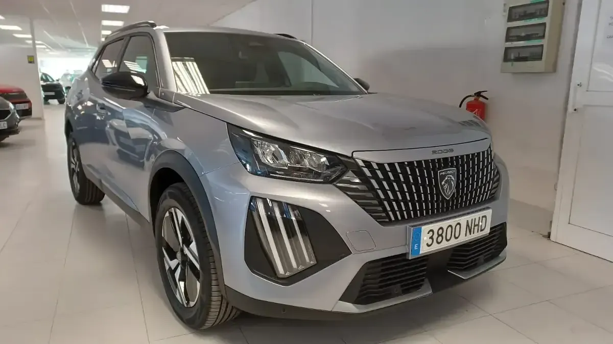 Nuevo Peugeot 2008 Allure 145 CV (106 kW) 2025 Gris / plata SUV