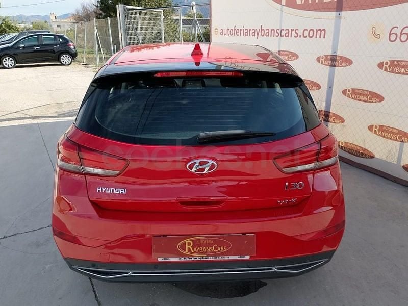 Usado Hyundai i30 120 CV (88 kW) 2022 Granate Berlina