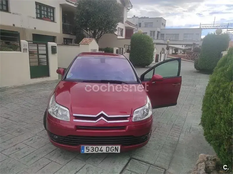 Usado Citroën C4 110 CV (80 kW) 2005 Granate Berlina