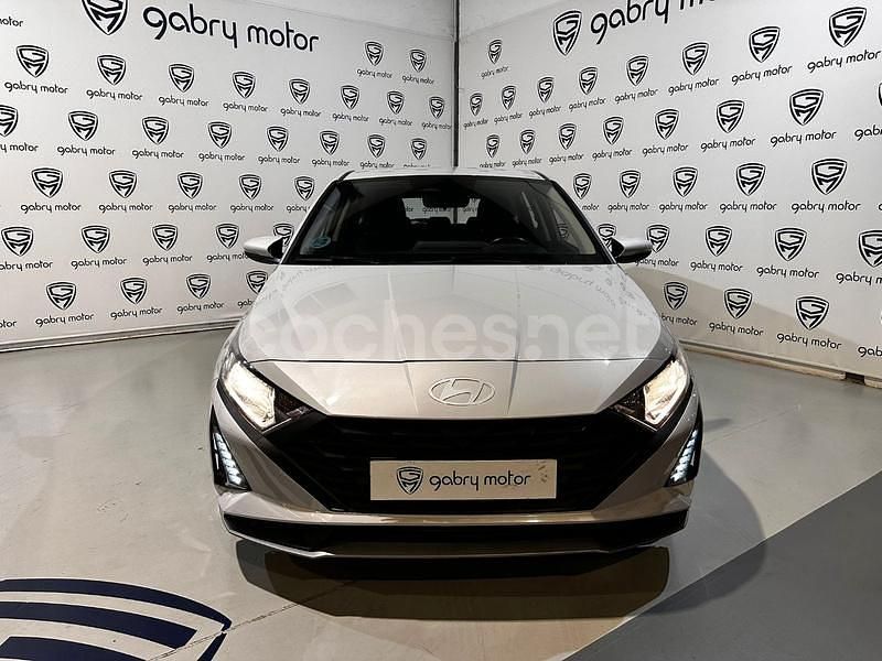 Usado Hyundai i20 84 CV (61 kW) 2023 Gris / plata Berlina