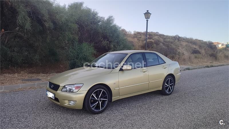 Usado Lexus IS200 Luxury Line 155 CV (114 kW) 2002 Gris / plata Berlina