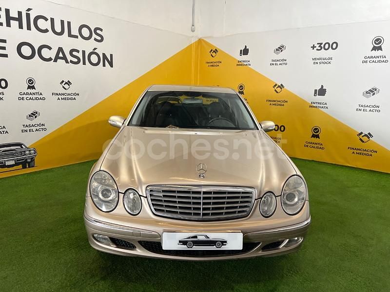 Usado Mercedes E270 Elegance 177 CV (130 kW) 2003 Beige Berlina