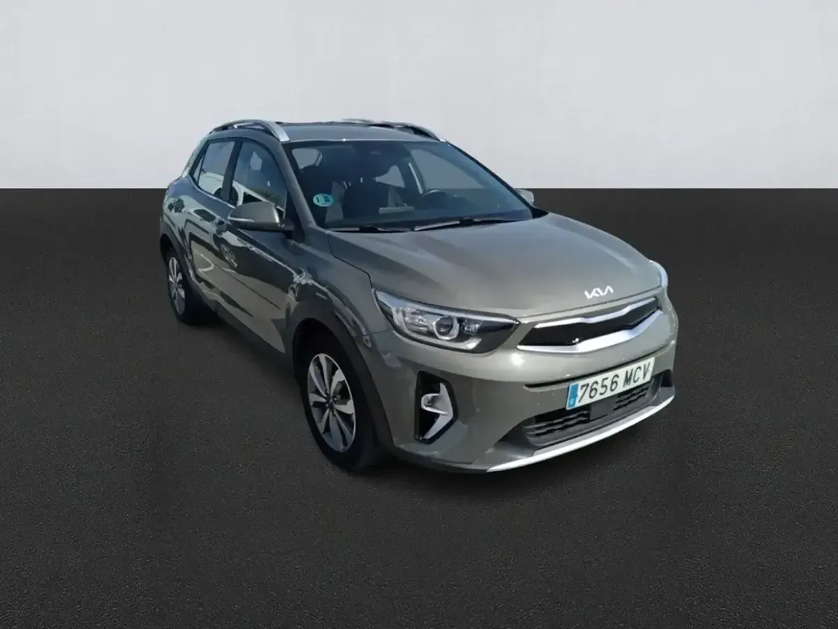 Usado Kia Stonic 120 CV (88 kW) 2022 Gris / plata SUV