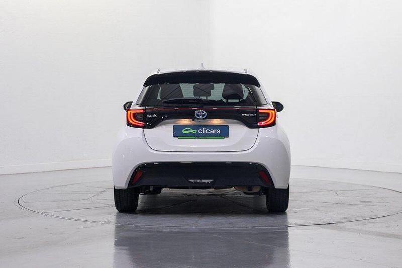 Usado Toyota Yaris Hybrid Style 75 CV (55 kW) 2022 Blanco