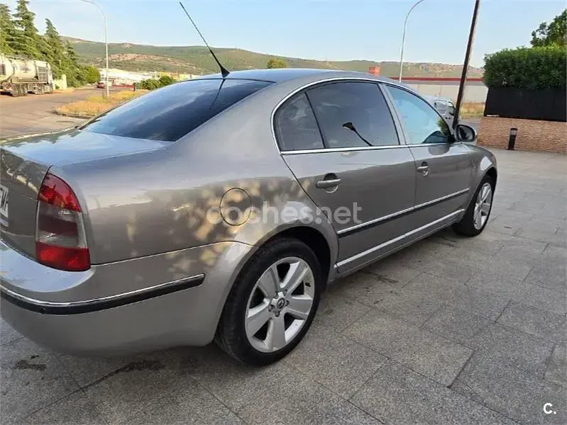 Usado Skoda Superb Elegance 140 CV (102 kW) 2007 Gris / plata Berlina