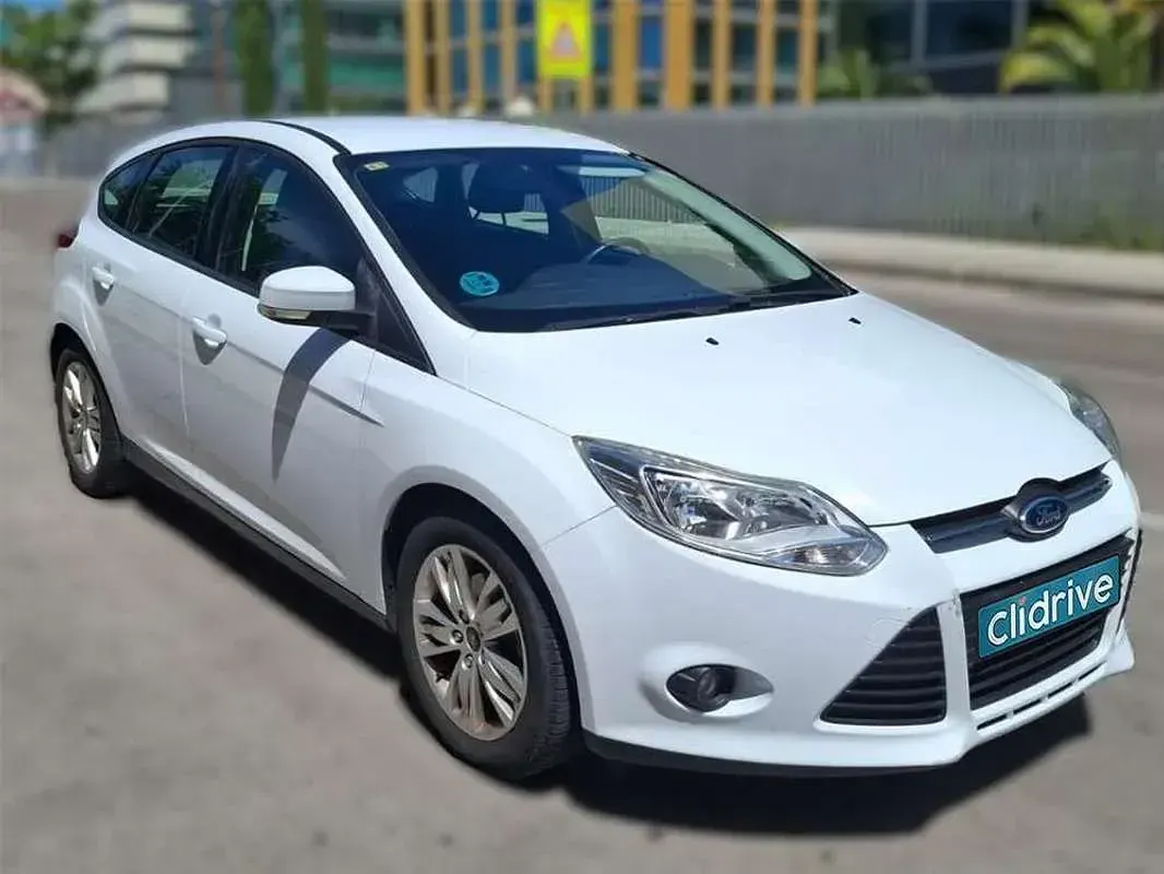 Usado Ford Focus Trend 101 CV (74 kW) 2012 Blanco Berlina
