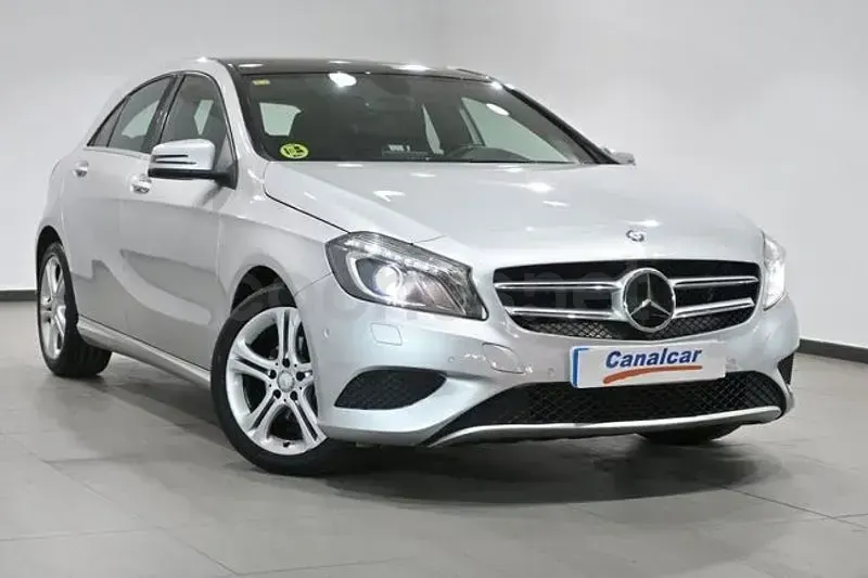 Usado Mercedes A180 Urban 109 CV (80 kW) 2014 Gris / plata Utilitario