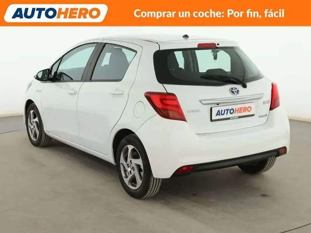 Usado Toyota Yaris Hybrid 101 CV (74 kW) 2015 Blanco Berlina